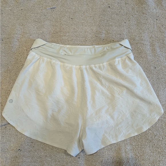 Lululemon Printed Cream Shorts - Picture 4 of 5